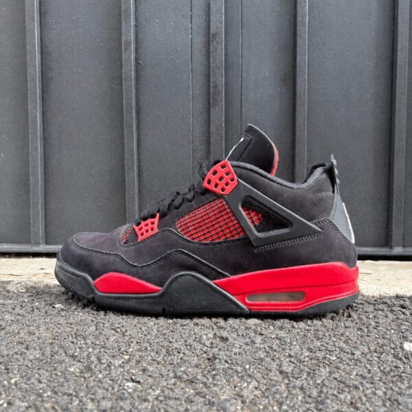 Présentation de la Air Jordan 4 Retro Red Thunder noire et rouge vue de profil