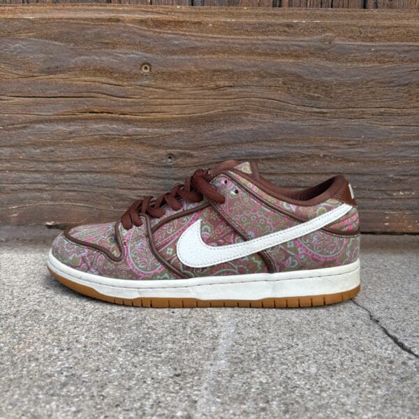Nike SB Dunk Low Paisley marron vue de profil gauche avec swoosh blanc et semelle gomme