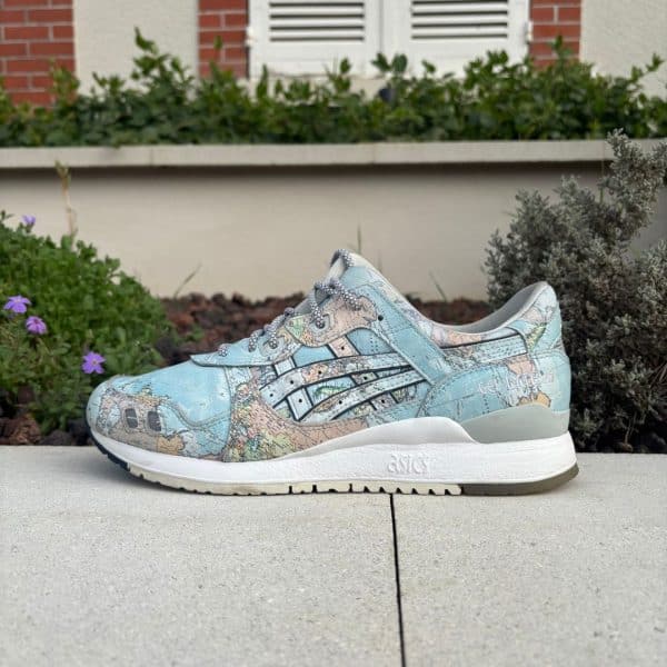 Présentation de la Sneaker Asics Gel lyte 3 carte du monde en collaboration avec la boutique Atmos vu de face