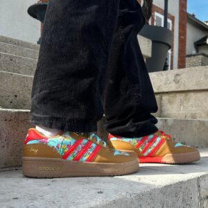 présentation d'une sneaker adidas en collaboration avec le shop Unheardof