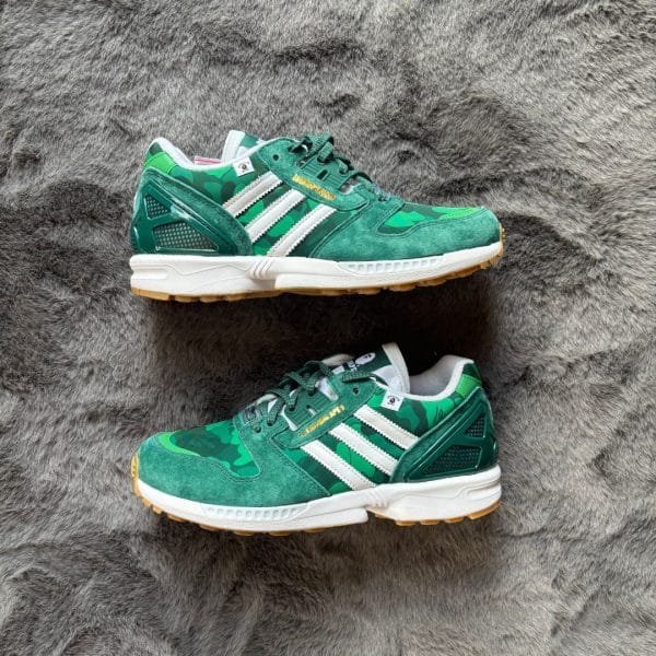 Présentation de la Sneaker Adidas ZX8000 verte en collaboration avec la marque Bape, vue de haut