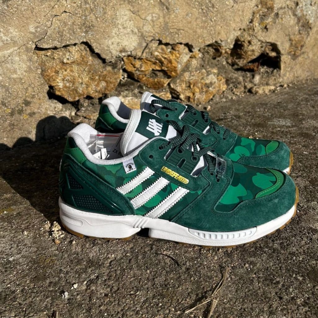 Présentation de la Sneaker Adidas ZX8000 verte en collaboration avec la marque Bape, vue de coté