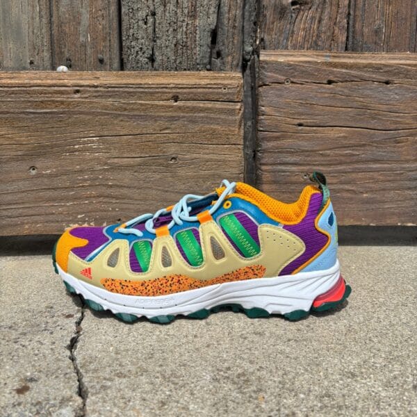 Présentation de la Adidas Superturf Adventure Jiminy Cricket Sean Wotherspoon vue de profil